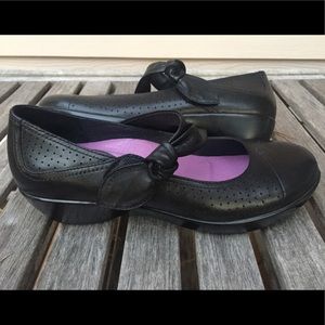 dansko bow